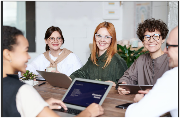 Equipe da TechHelp trabalhando em conjunto